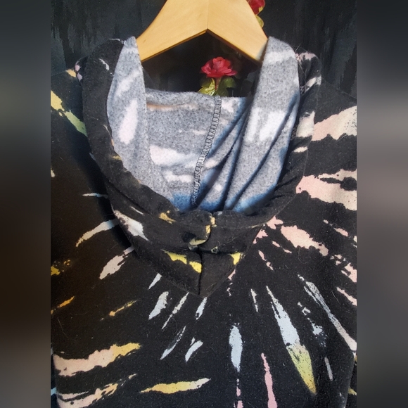 Ardene Tie-Dye pattern oversize soft hoodie size Medium - Picture 4 of 5